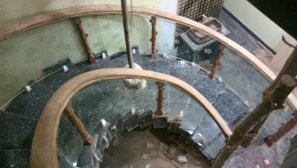 Bend glass for a spiral staircase