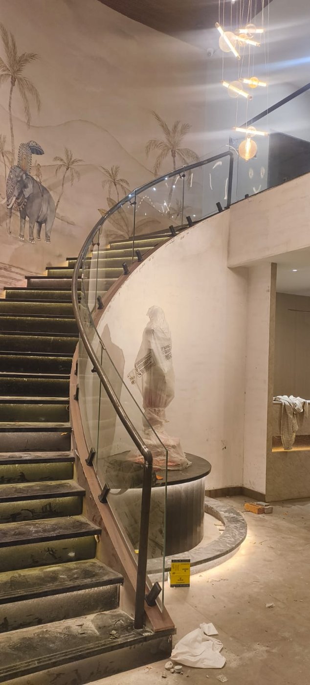 Curved glass staircase railing