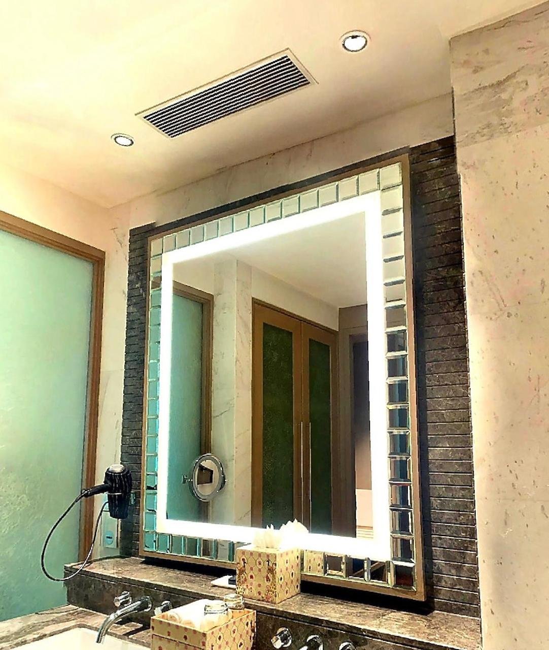 LED mirror with bevelled mirror border